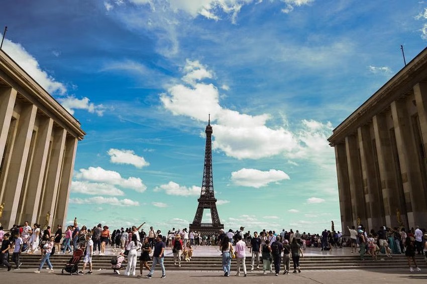 Uống say lướt khướt nằm ngủ cả đêm trên đỉnh tháp Eiffel 